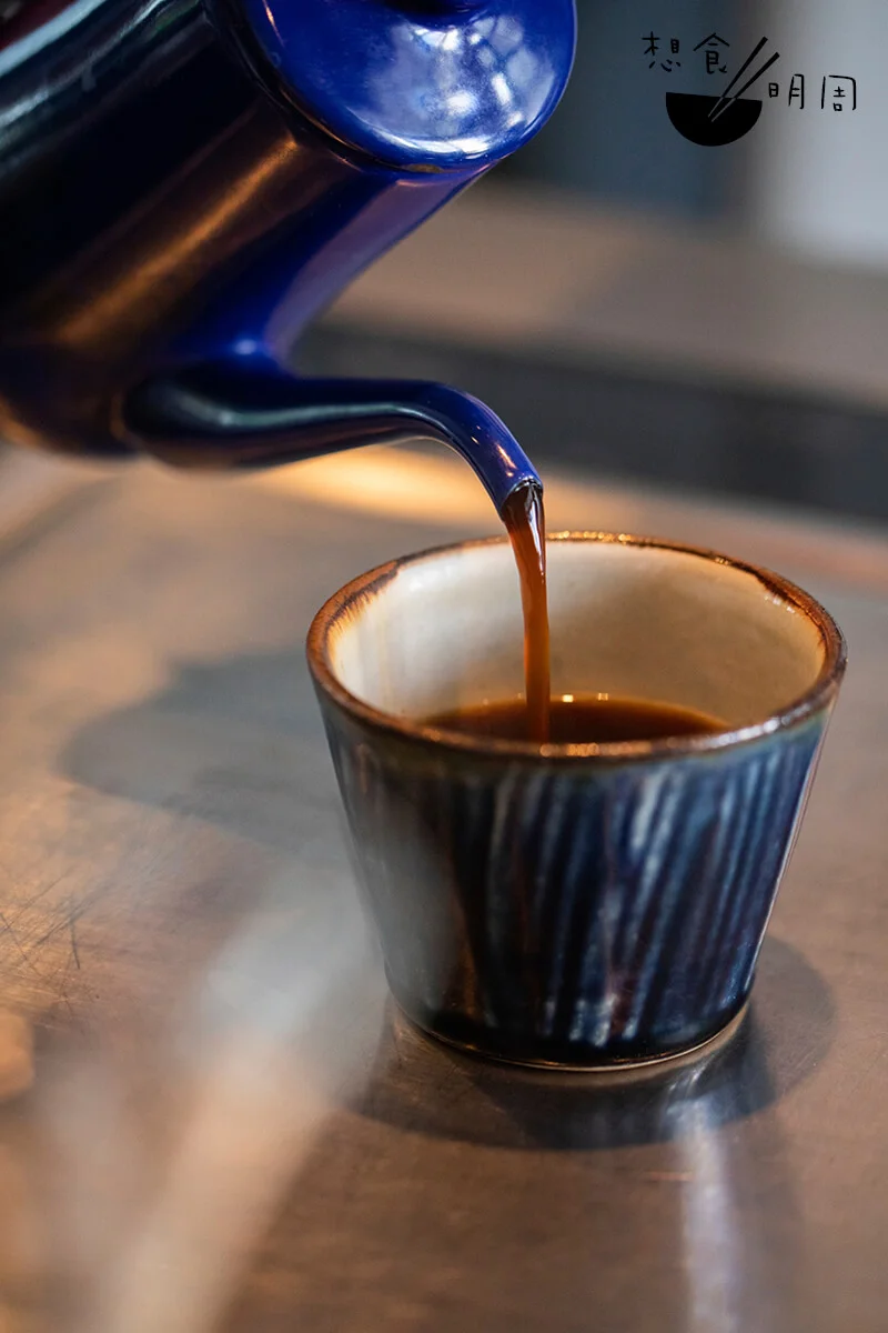 從咖啡的色澤來看，已能推測巴哈當時所喝的咖啡有多濃。