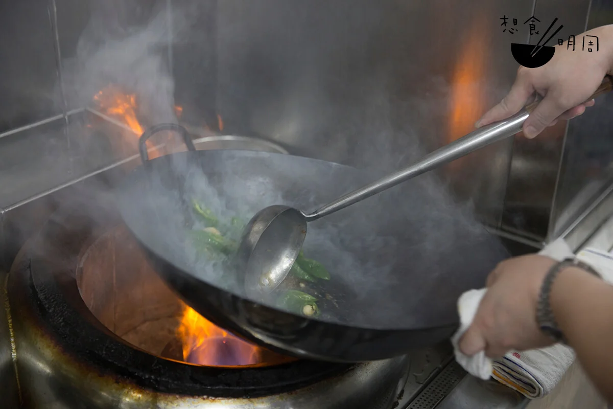 乾拌米線的澆頭如家鄉辣椒炒五花肉、藤椒野菌雞粒等，都是在廚房內即叫即炒。