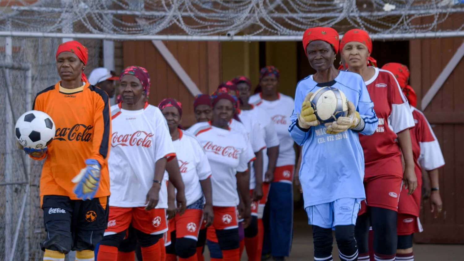 這隊婆婆球隊來自南非貧困地區。有導演將她們的故事拍成紀錄片"Alive & Kicking"。（影片截圖）