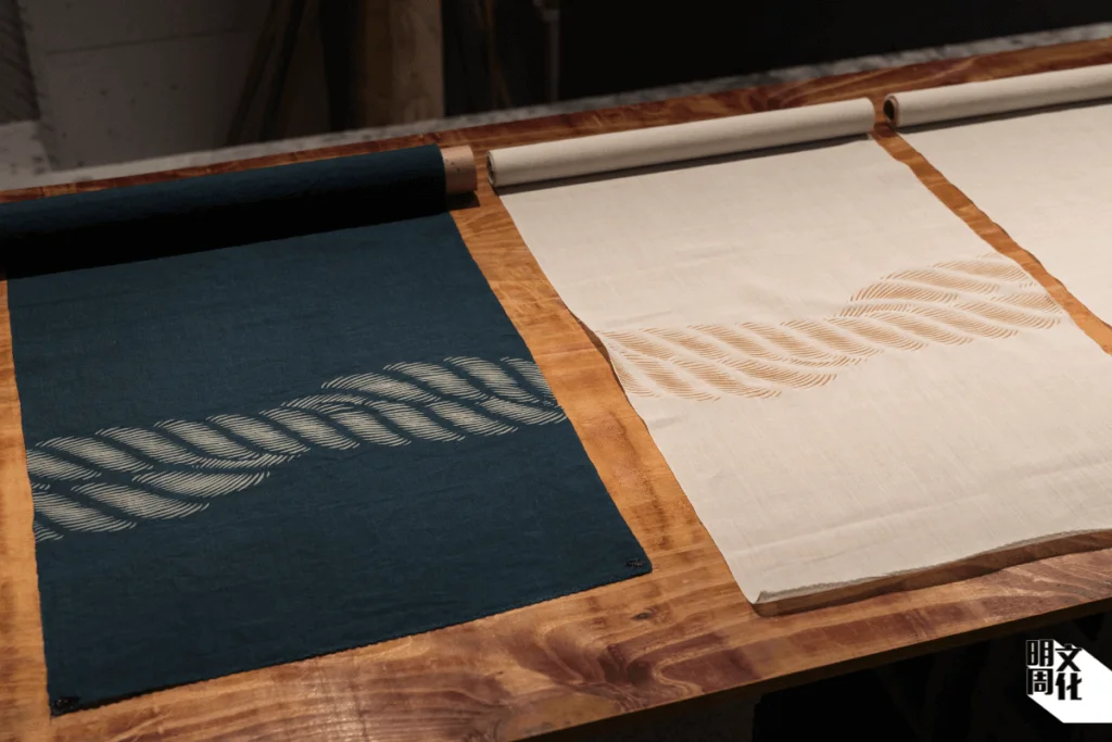 「型染」是日式染色工方，即使用紙模和米糊限制染料與布料接觸，從而形成一深一淺的圖案。