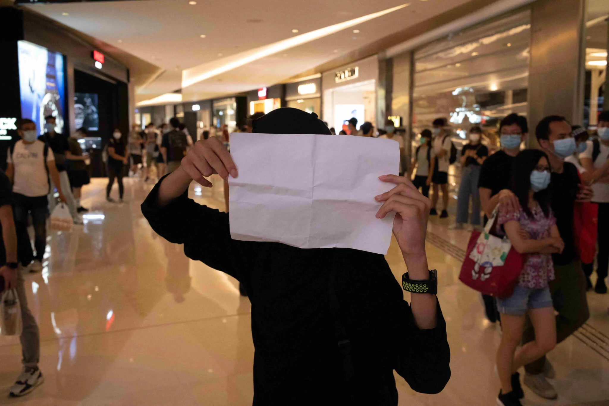 2020年7月，香港《國安法》實施後，示威者在商場展示白紙抗議。