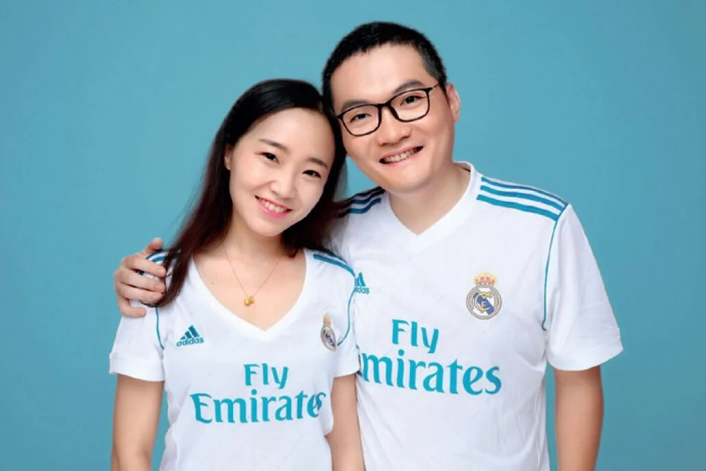 Emma跟先生的婚照。兩人穿上最愛的球會皇家馬德里球衣。