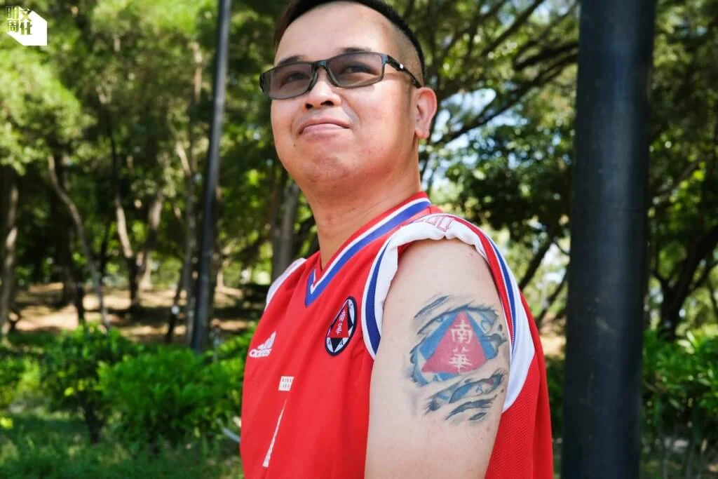 對港足愛得有多狂熱，應能在Joseph的肌膚上反映。他分別在左臂和右臂，紋上愛隊南華和香港足球代表隊的標誌。