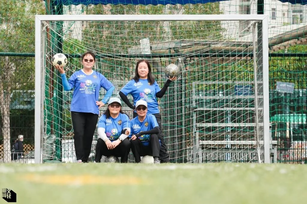 阿Ling（後排左起）、少雲、阿暖（前排左起）和阿娟。你不會想像得到，她們在球場上的活力是多麼澎湃。