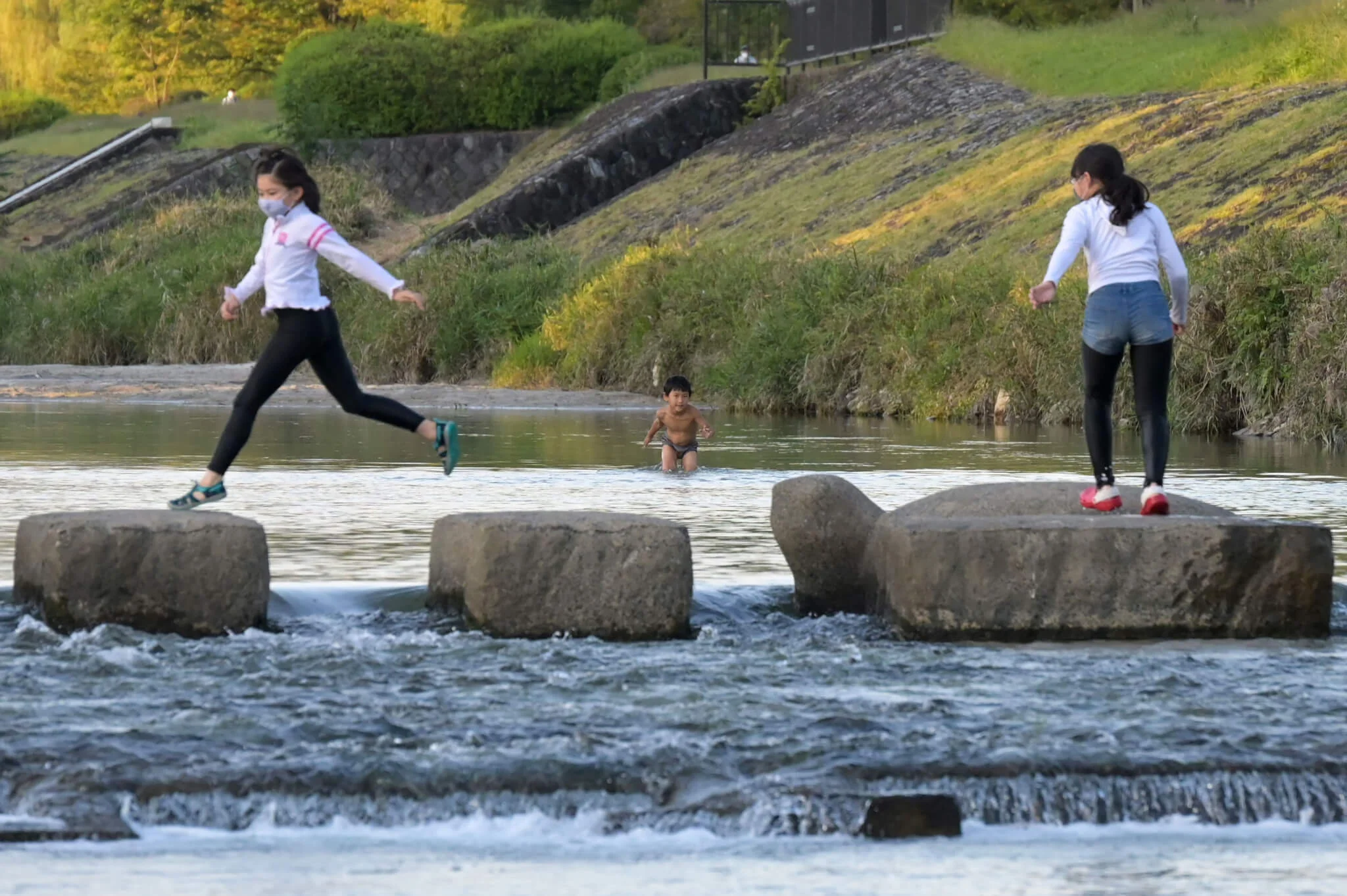 「鴨川跳烏龜」是京都「地域限定」的活動，一些烏龜形的石頭 安放在鴨川內，予人走到對岸。此情此景，日後會否在香港出現？（美聯社）