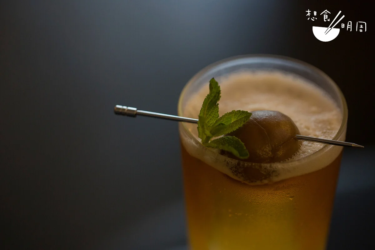 Plum Fizz//以茶為基調的特色調酒，以冷泡伯爵茶、自家浸泡上一年的日本梅酒、威士忌、梳打等調成，清爽怡人。（$130）