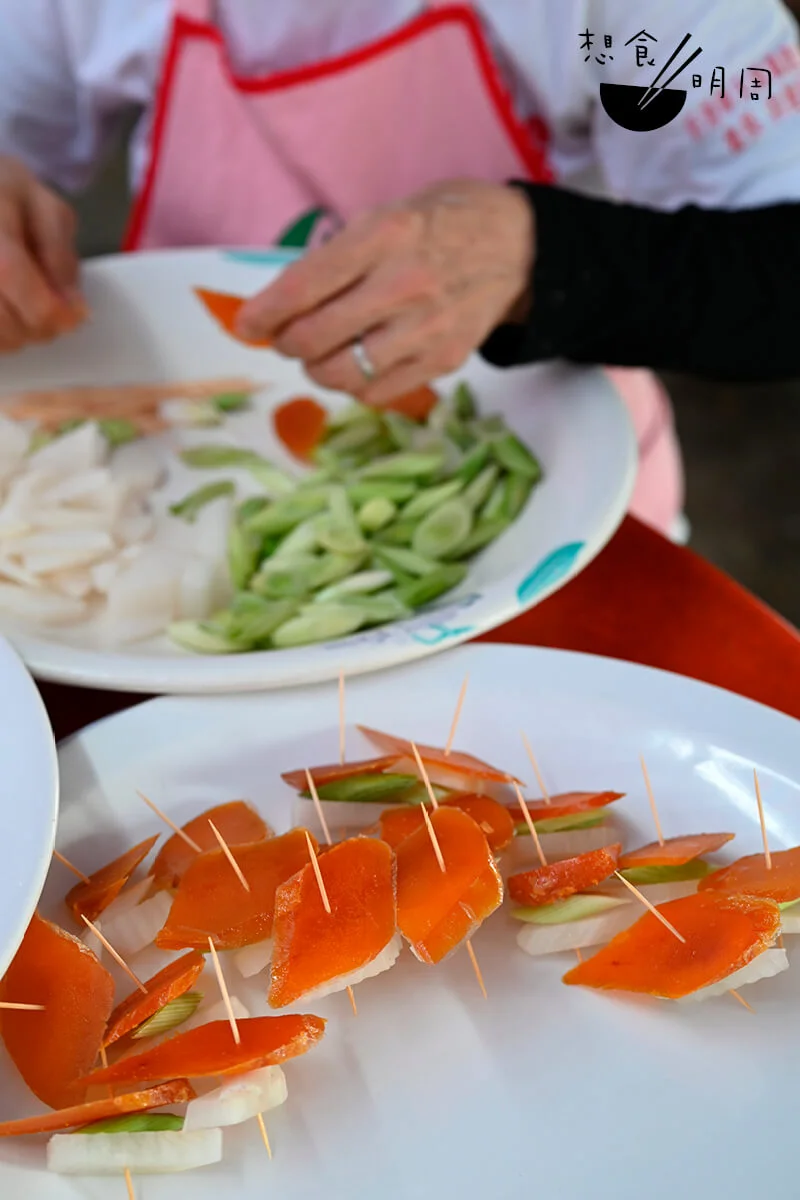 辦桌」（到燴、筵席）是台灣人很傳統的飲食文化，他們的冷盤前菜定必有烏魚子，跟蒜苗和蘿蔔片串起，砌成大碟。