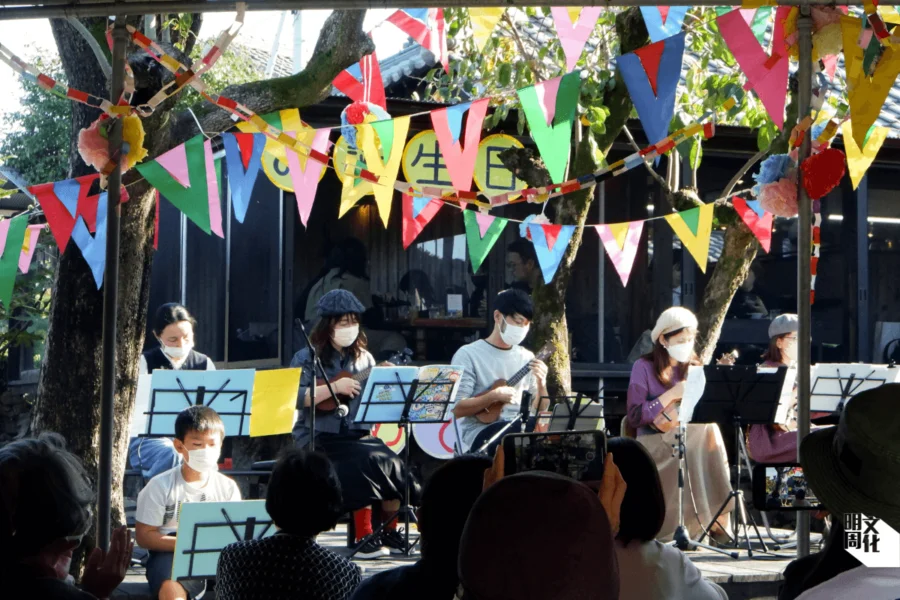 高嶋秀明（中）與幾位樂手於「豊島のお誕生会」表演