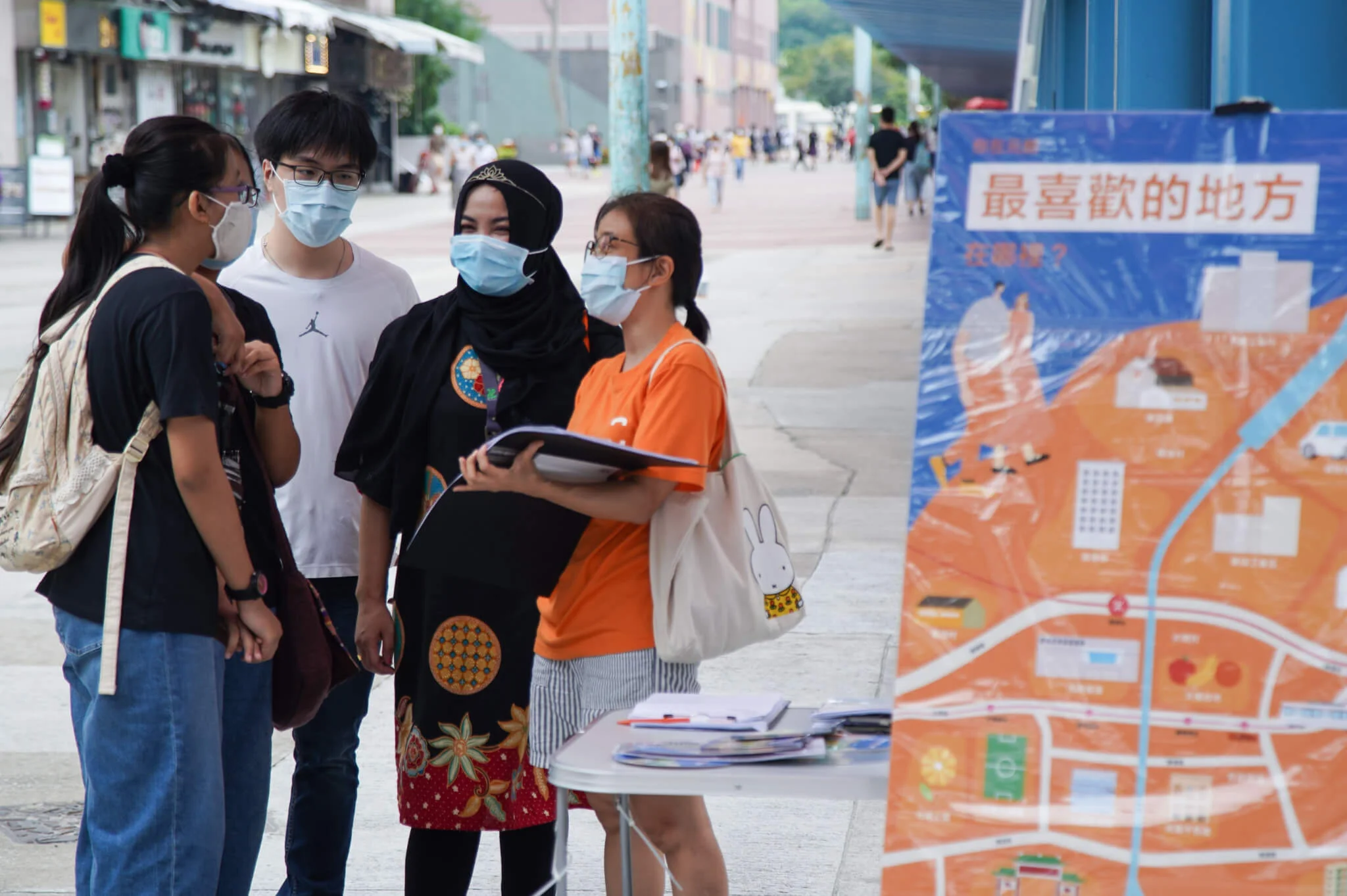 與街坊聊天過後，他們都會邀請對方留下電話，之後再聯絡他們參加其他活動。「城市問人攞電話唔容易，尤其是我哋着到賣寬頻咁樣。去到元朗，攞 電話的成功率有百分之二十，是一個幾高的數字。」William笑說。