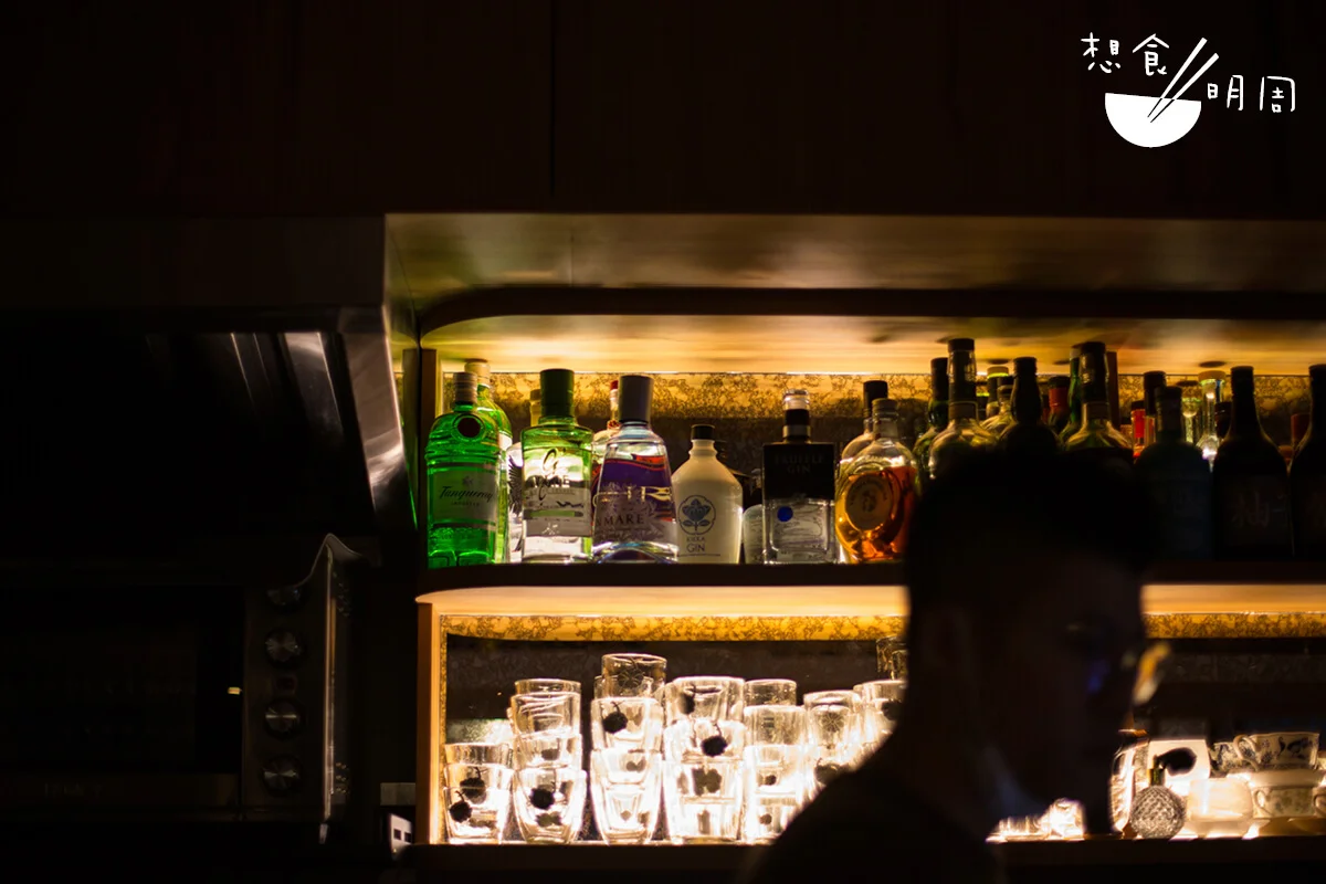 Bar Memento的吧枱，是咖啡吧，也是酒吧，有蘇格蘭混合威士忌，也有自家浸製的日本梅酒。