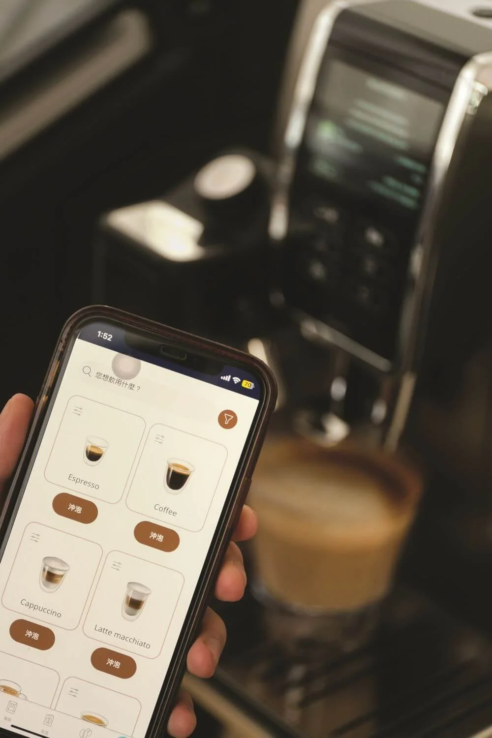 將咖啡機接駁到 Coffee Link App 手機應用程式，就可以遙距沖泡所選的咖啡。
