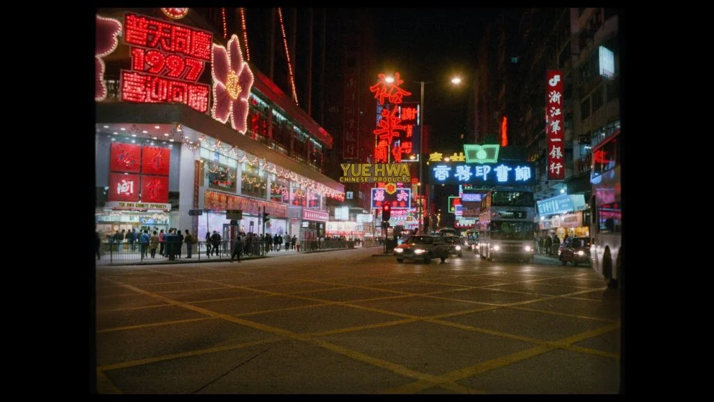 《燈火闌珊》是香港首部以霓虹燈為主題的電影，片末播出珍貴的全盛時期霓虹燈飾錄影片段，並逐一向霓虹燈師傅致敬，餘韻悠長。