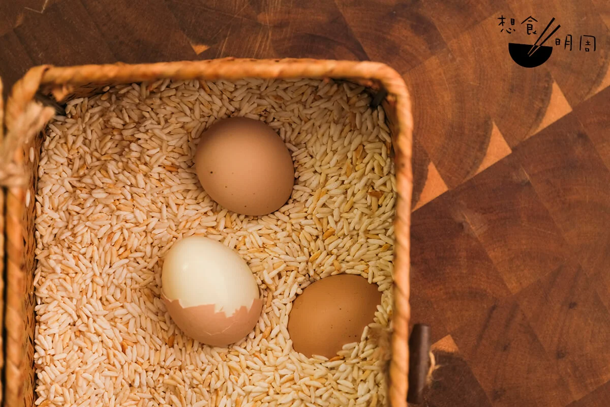 炒米生雞蛋//取用蛋形偏小的初生蛋。當炒米過後，快速把雞蛋放進米堆中埋起，藉餘熱烘熟雞蛋，同時使米香滲入雞蛋之中。在舊日那漫長的製作炒米餅過程中，是填飽肚子的美食之一。惟放諸今日尋常人家，除非炒米量多， 否則餘熱散得快，生蛋只成半熟狀，或未足以烘熟。