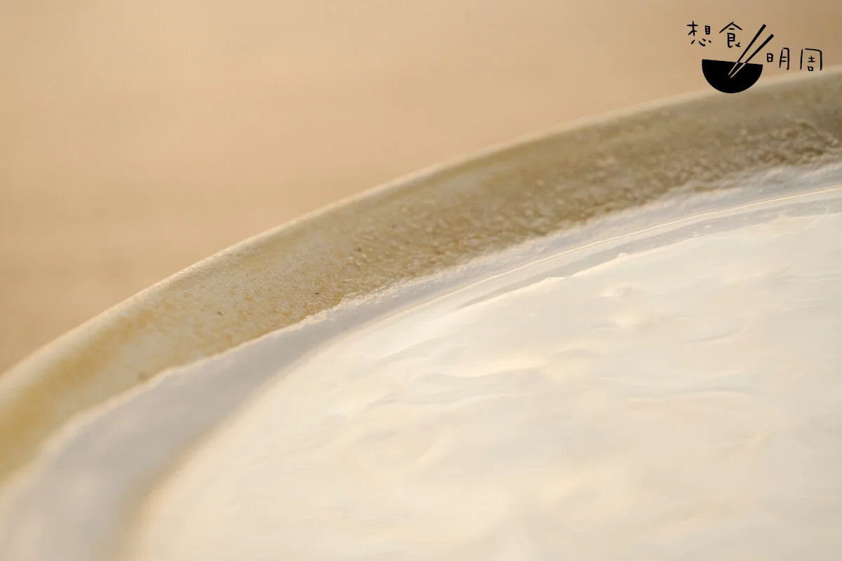 由即磨的米粉加水，拌混成白漿。惟有米粉磨 得幼細，粉漿及糕點才會細滑。