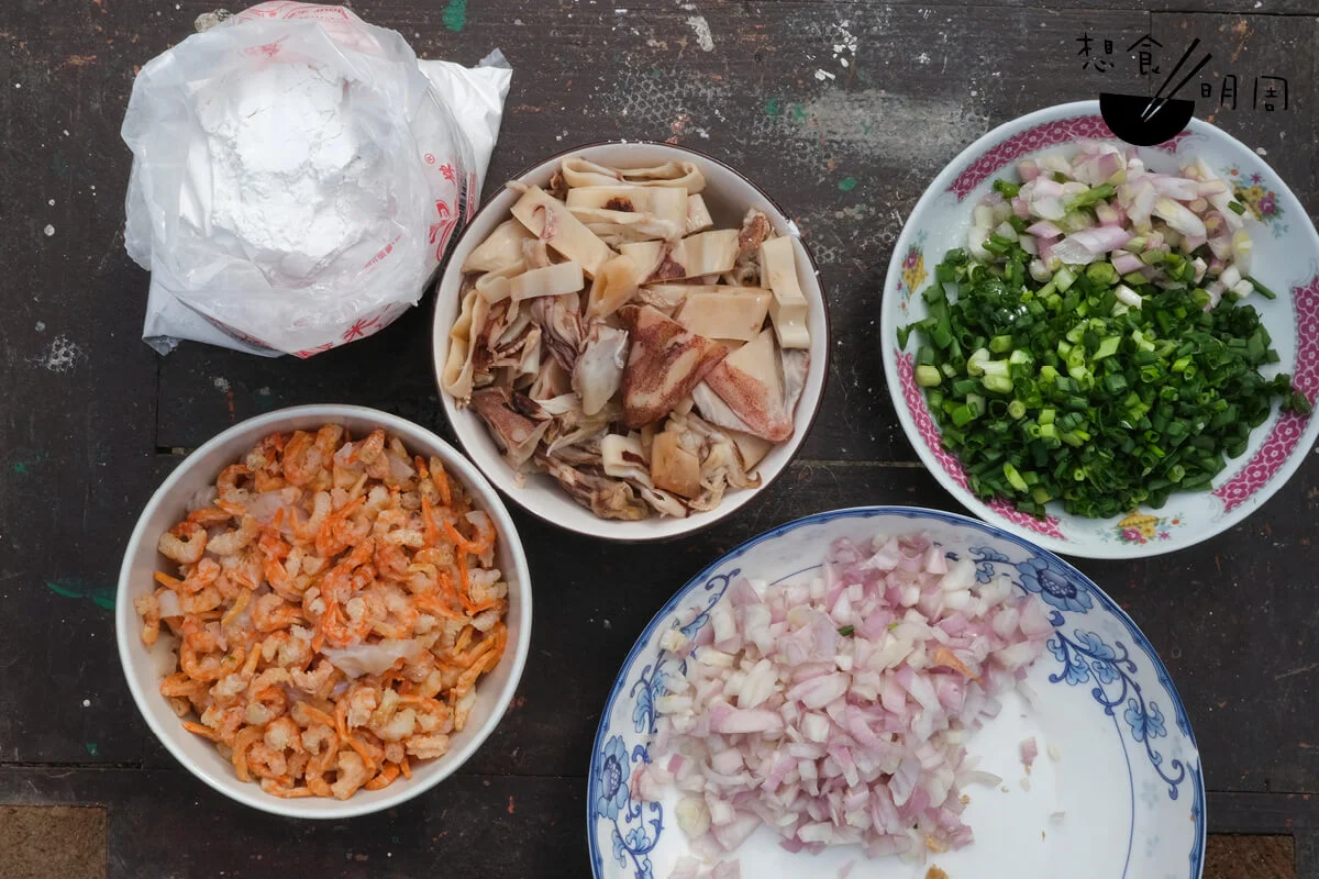 先爆香葱米、魷魚、紅葱，以加水煮起上湯。青葱後下，略作提味。