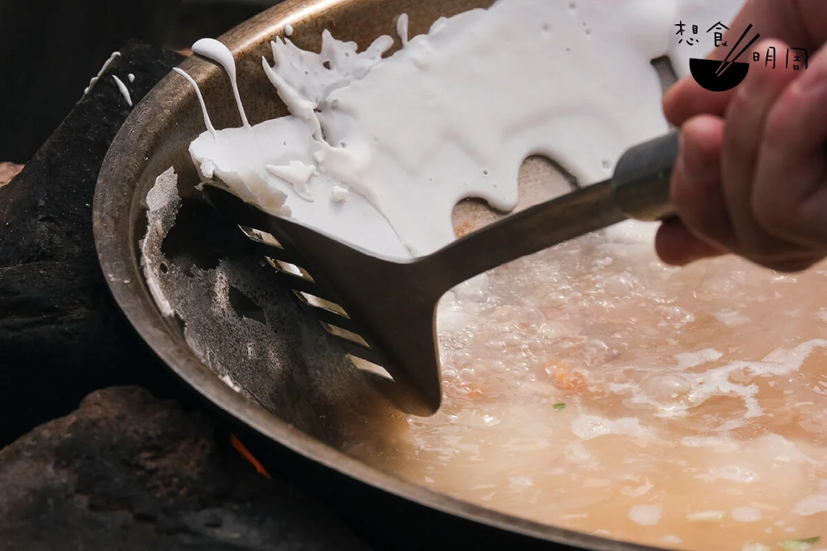 先「瀨」（或作「酹」）下白色米漿至鑊邊，再以鏟起回放至湯內，是瀨鑊邊最重要的製作步驟，講求粉漿稀稠、鑊底熱度及掌勺者的應變。