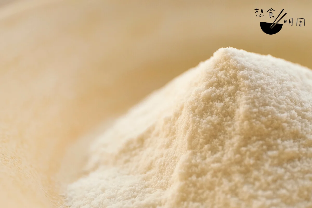 粘米磨粉，過篩網後濾出最幼細的細末。輕輕吹拂便散落四周，隨之揚起的正是最純粹的米香。