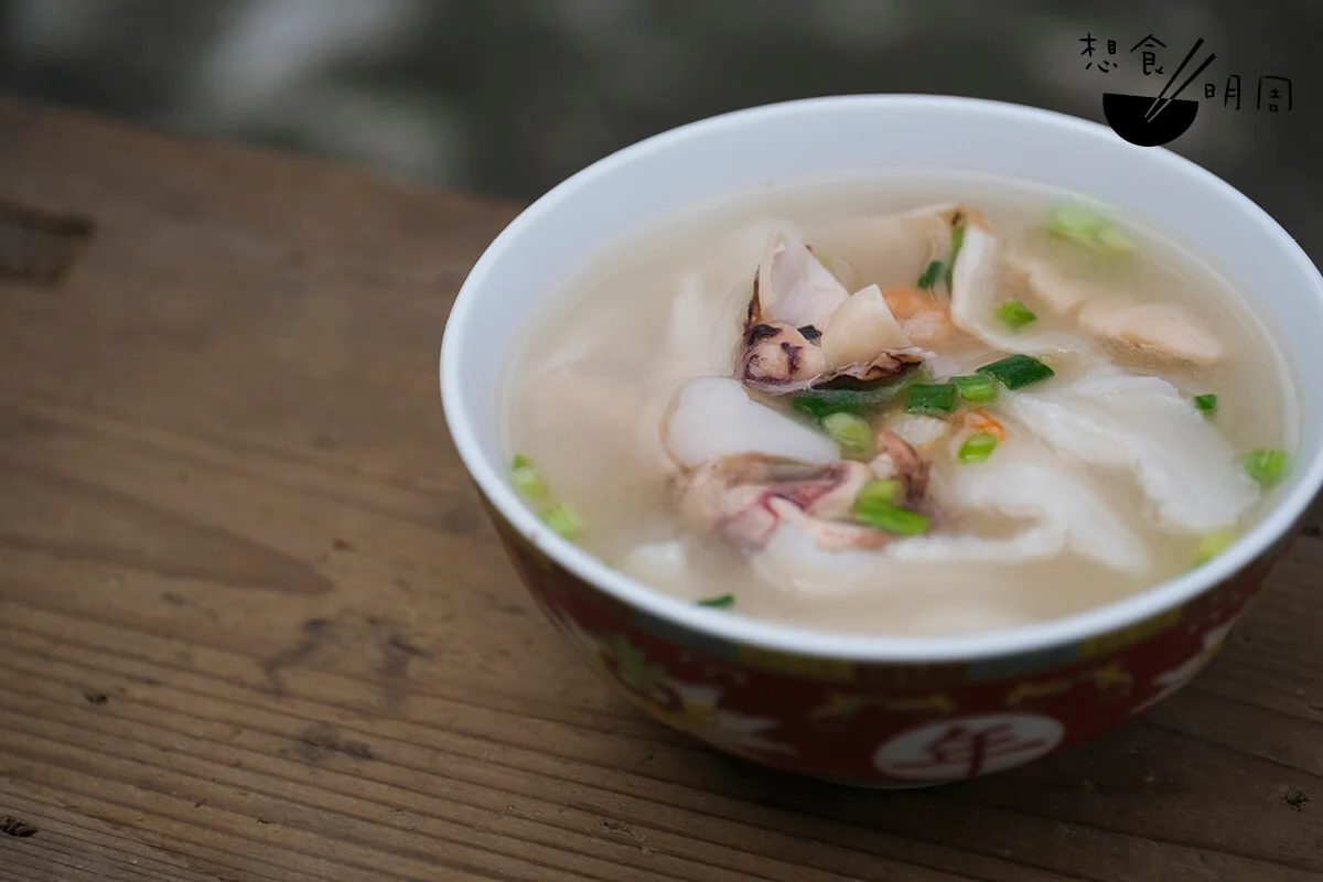 瀨鑊邊//由上湯與米製粉食配搭食用，按村落的喜好及口味，加入 蝦米和魷魚（如沙頭角谷埔村）、或沙白蜆（如南大嶼水口村）作為佐料提味增鮮。