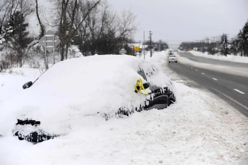 汽車在路邊被雪「埋葬」