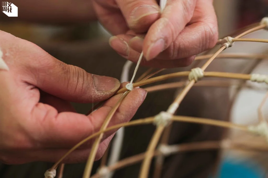 把竹蔑紮成所需形狀後，利用沙紙條和漿糊將之綁緊。