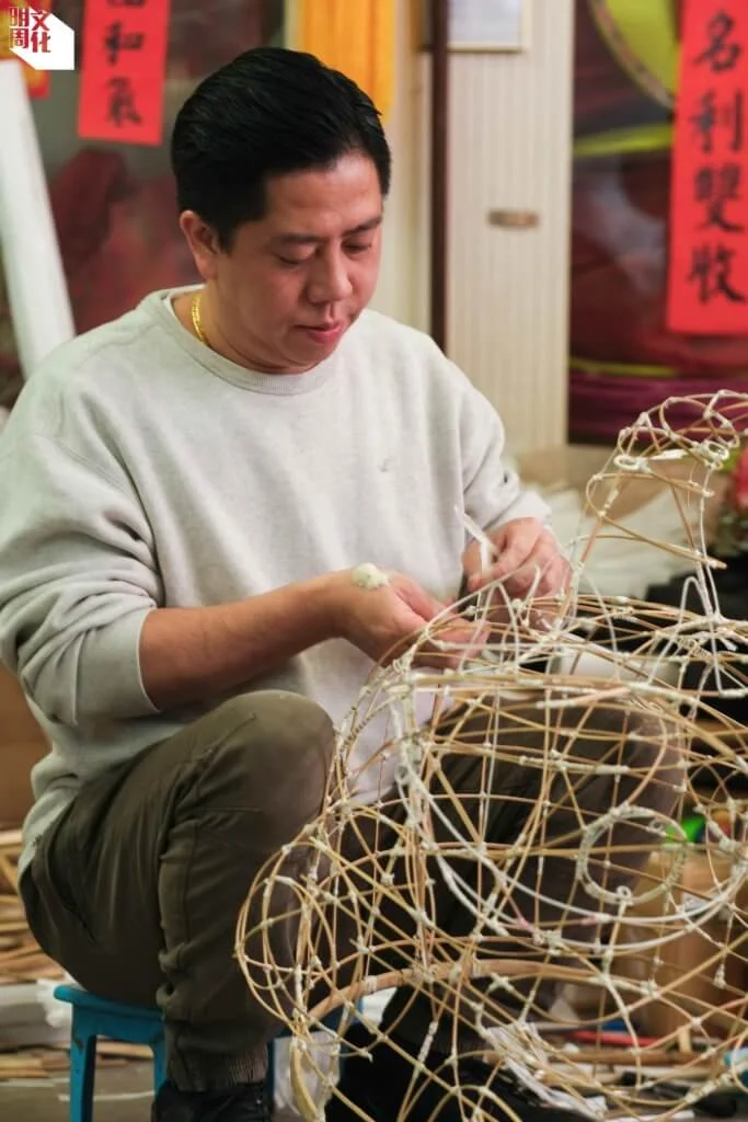 許嘉雄醉心紮作，是香港目前最年輕的獅頭紮作匠人。
