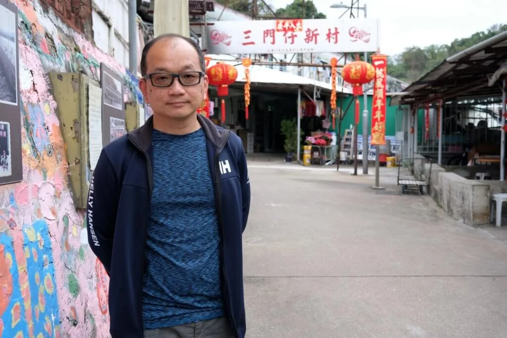 葉慶龍主任介紹三門仔的打卡熱點──佈滿貓 咪圖案的壁畫牆。