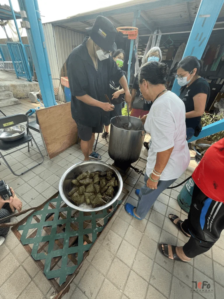 藝術家走進村民的日常：一起包糭， 之後逐家逐戶送糭。