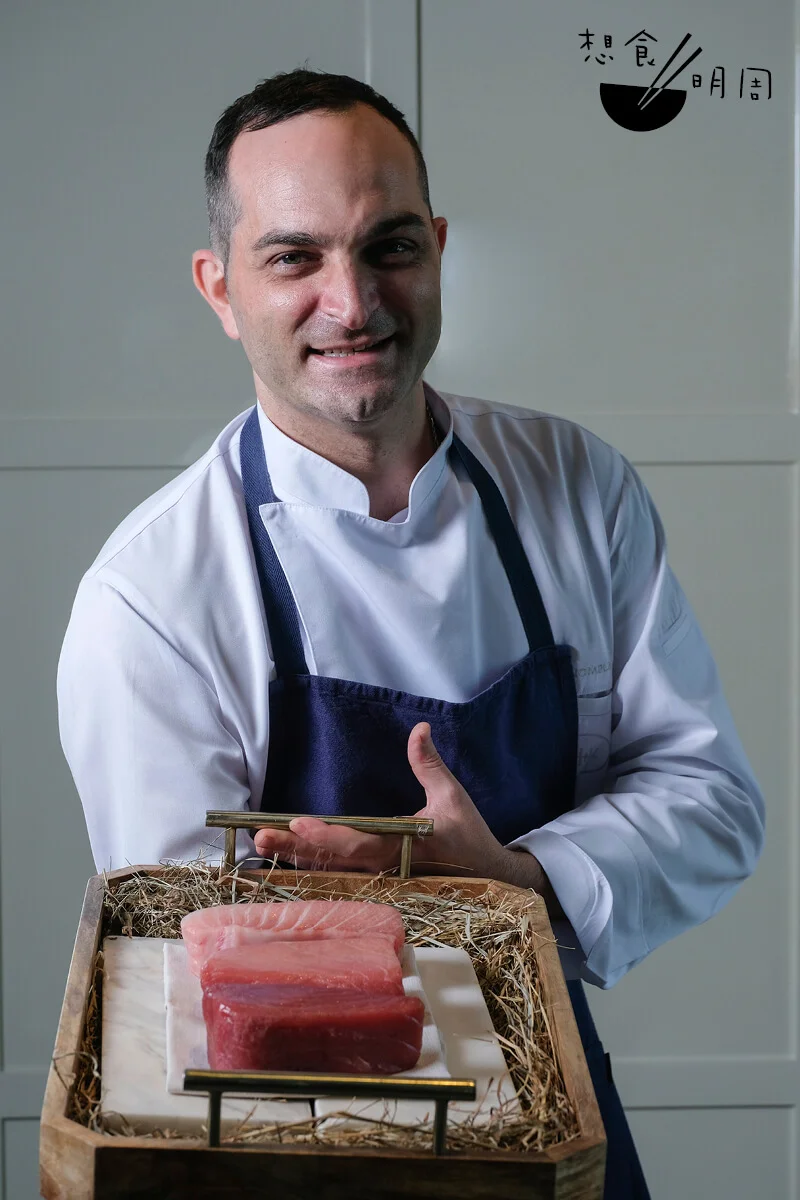 為了凸顯藍鰭吞拿魚的新鮮度，意籍總廚Fabio Nompleggio因應到貨時間（逢星期五），決定只於星期六及日提供嘗味套餐。
