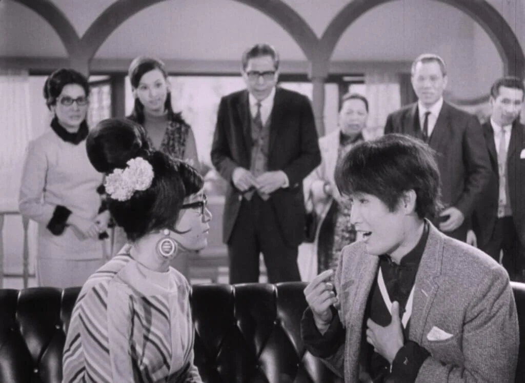 《玉女添丁》（1968）中陳寶珠抛開玉女形象扮鬼扮馬，瘋狂搞笑。 