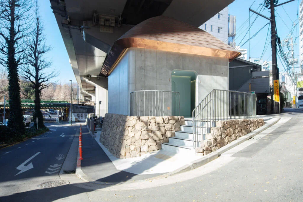 公廁外觀活用日本傳統建築元素，如屋頂用銅重塑神社或茶室常見的「蓑甲屋頂」。