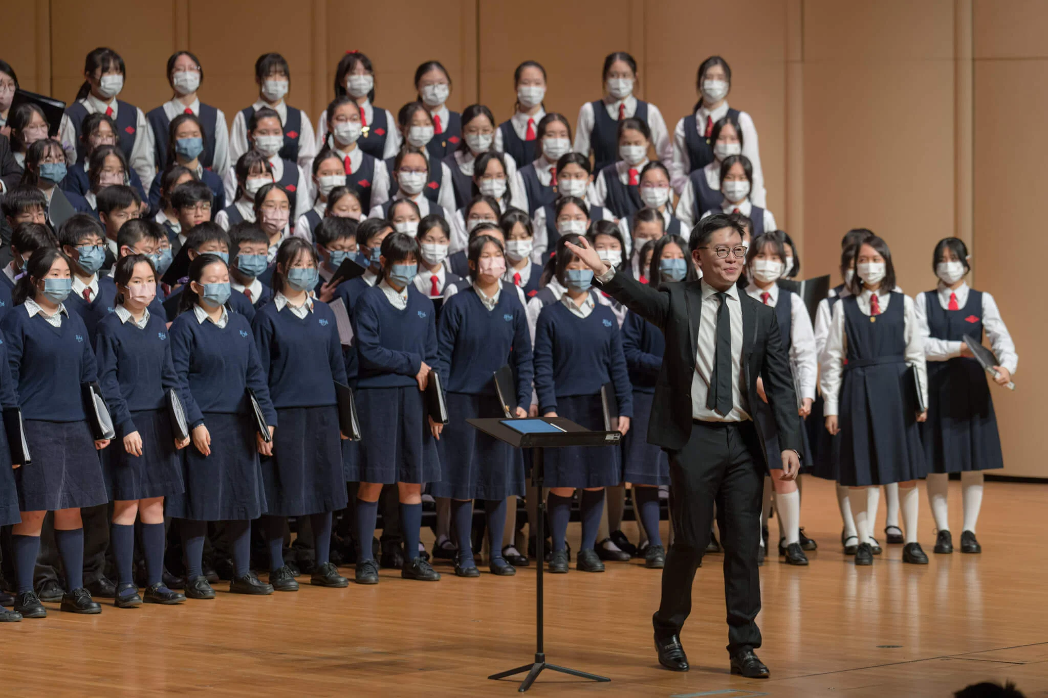 合唱節藝術總監劉灝顯帶領三間中學合唱《每一個明天》，他喜見學生們能實體交流。（圖片由香港校際合唱節提供）