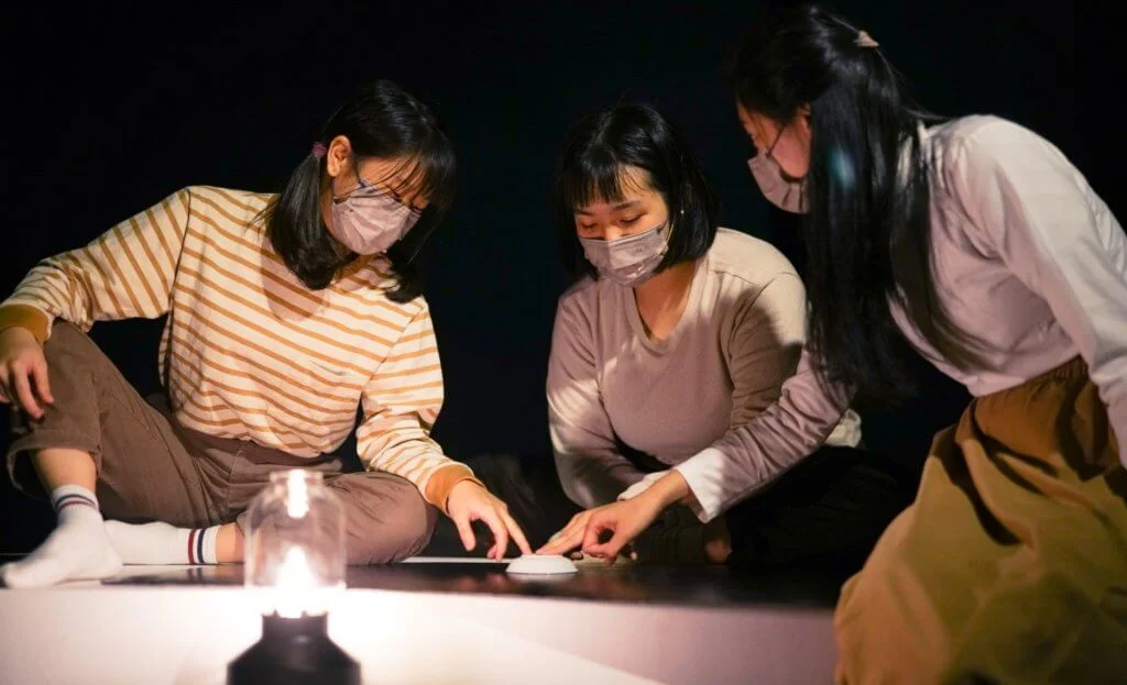 年輕學員自編自演《命？》，訴說上一代漁村女性的婚嫁故事。