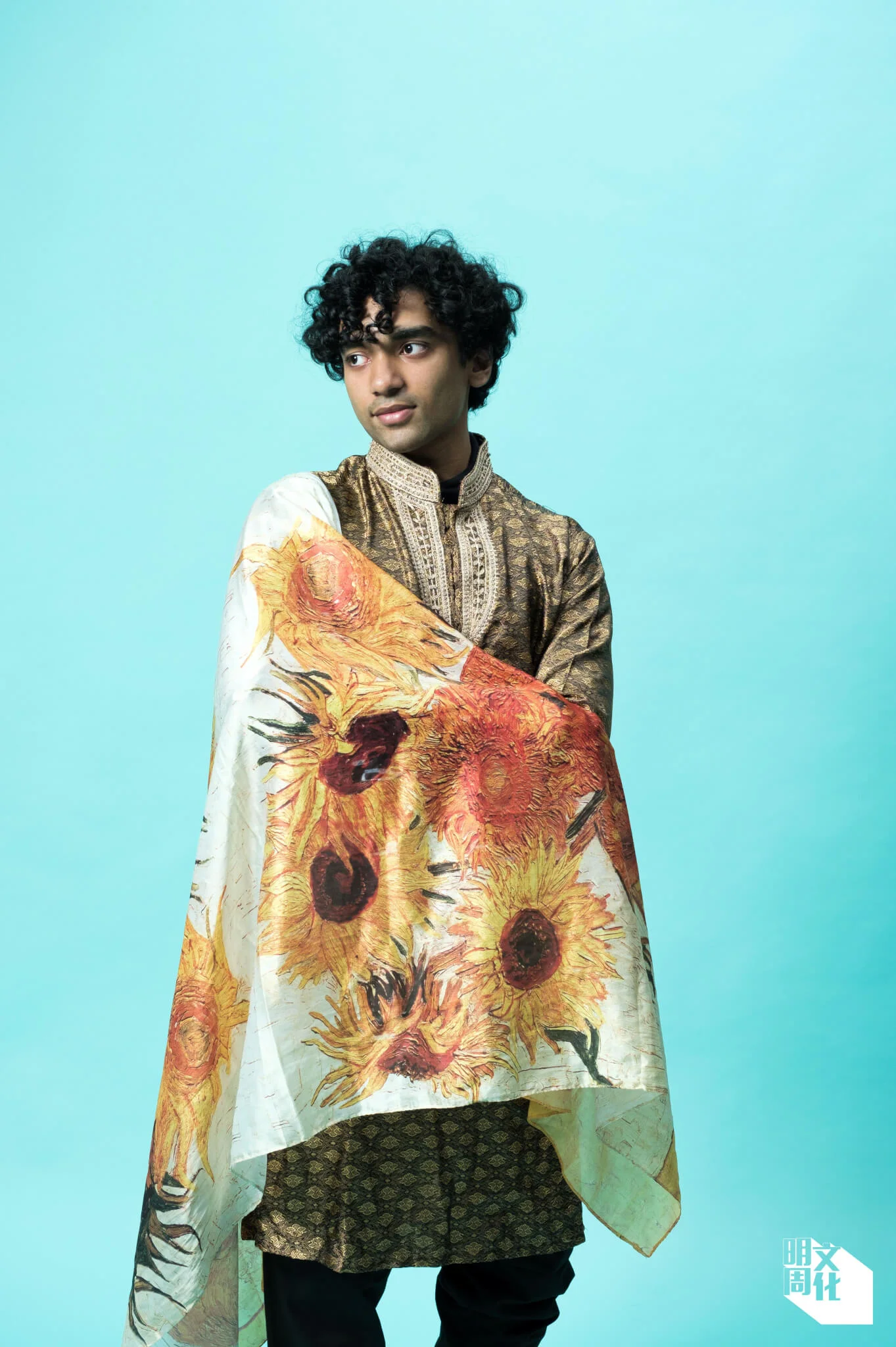 印有梵高畫作《向日葵》的圍巾是Yufuf從荷蘭交流回港後，送給媽媽的禮物。溫暖色系的圍巾正好配襯同色系的傳統服飾Kurta。