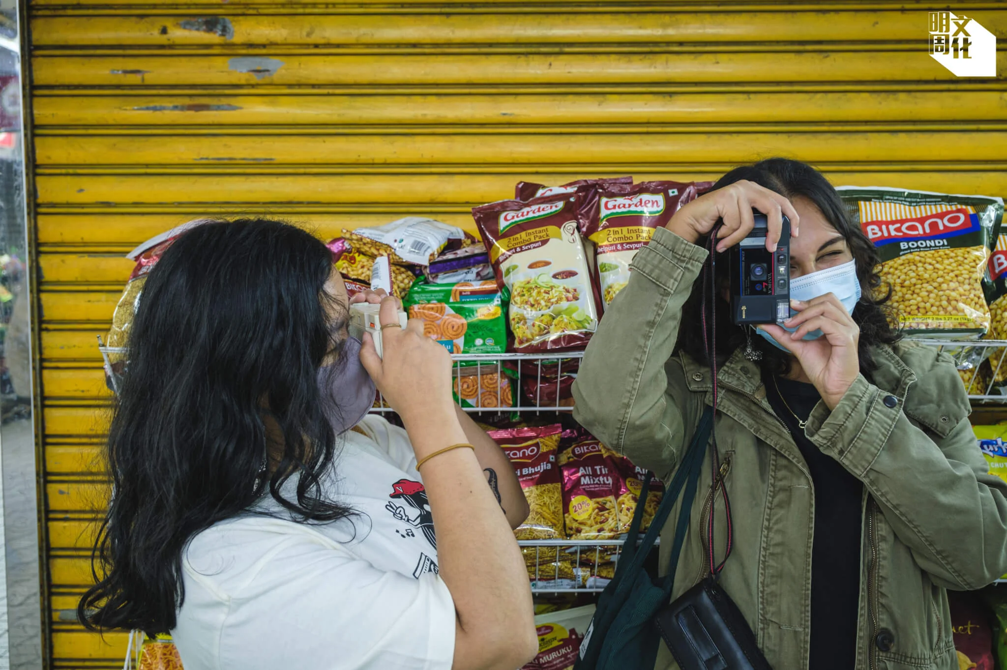 二人都喜愛攝影，narrativesbyus亦曾舉辦photo walk，與參加者在北角和西營盤邊散步邊拍照。