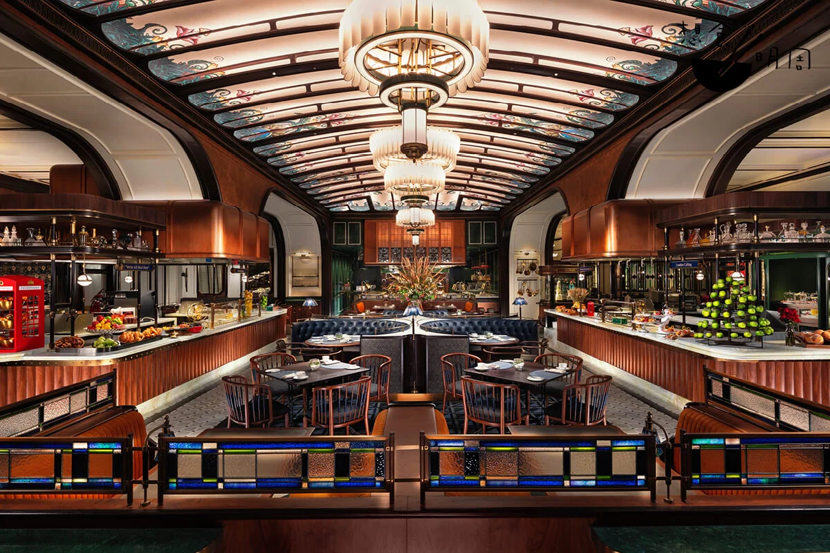 餐廳主廳設計參考英國維多利亞時代的設計風格，讓人覺得像極處身於火車站。