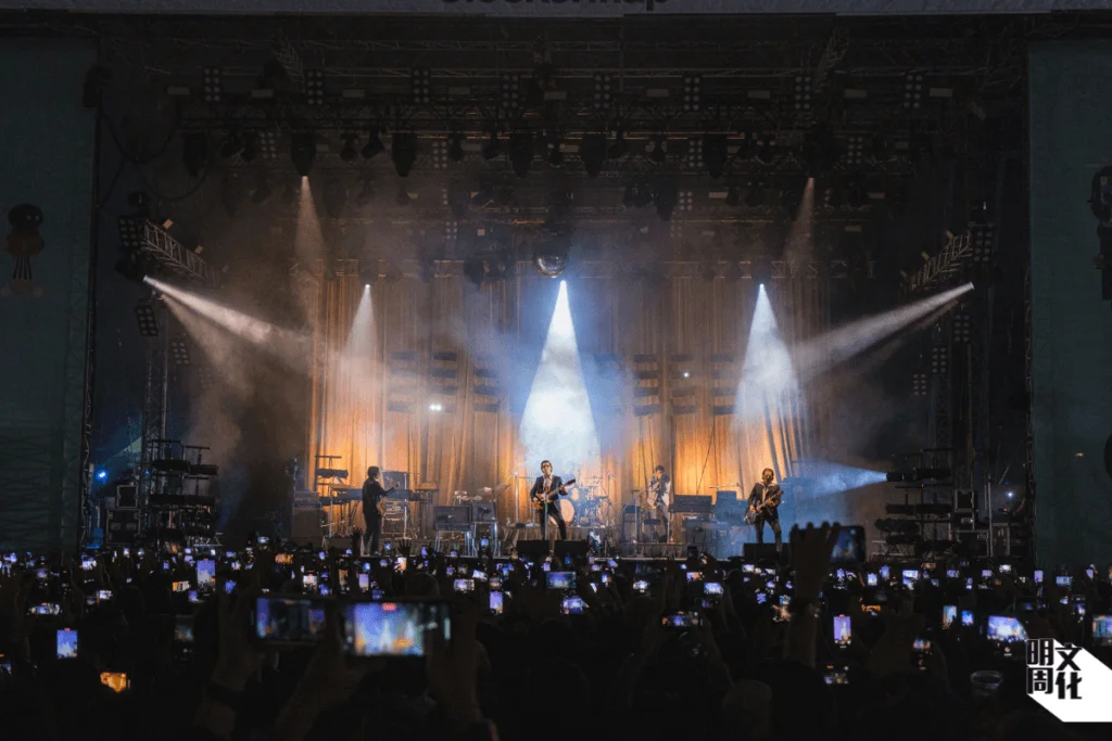 星期五晚壓軸登場的是重量級英國搖滾天團Arctic Monkeys，是其首度來港演出。