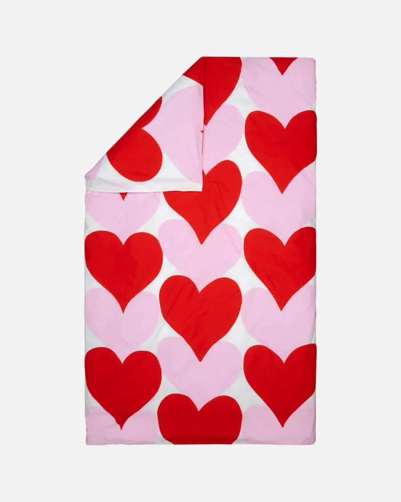 marimekko_ss23-collection_231_vday-heart-sydamet-duvet-cover-150-x-210-cm_72240_hkd995