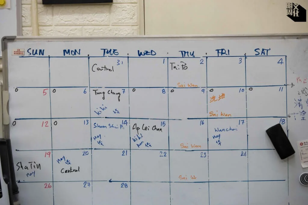 黃迺元家中有一白板被他用箱頭筆畫上月曆，每格寫上當天接的工作，可在疫情高峰時，根本不可能寫得這麼鬆動，光是寫上當日由早到晚的排程，已經把空間擠得滿滿。