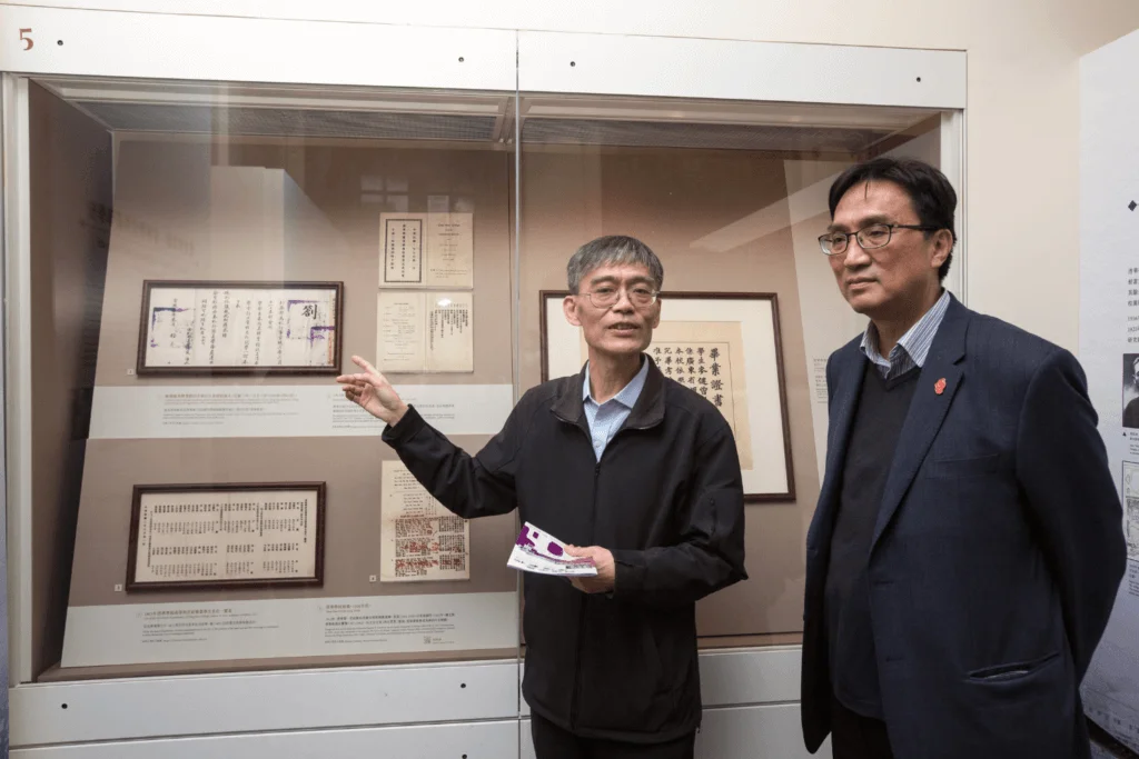范寶龍教授（左）、孫德榮館長（右）介紹遊美肆業館改名為清華學堂的歷史。