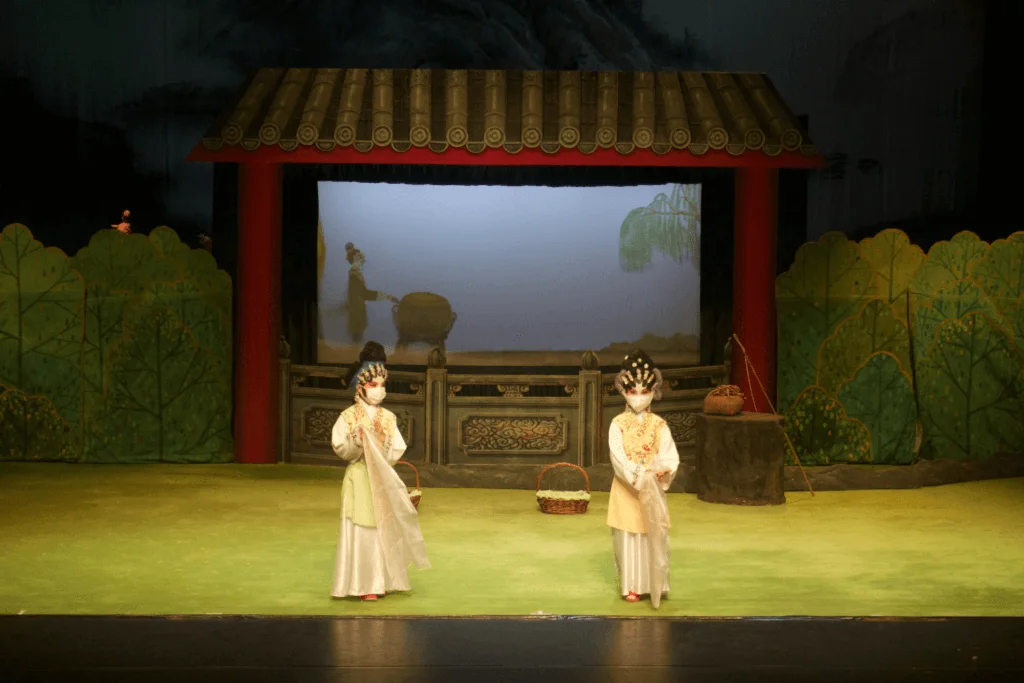 展演中偶影與粵劇結合，一同在台上呈現。