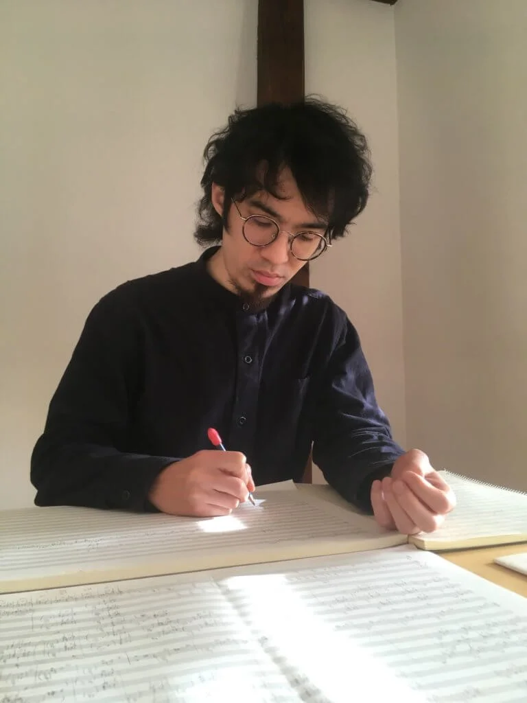 香港作曲家鄺展維為今次大賽譜寫新作《無限掌中置》，考驗參賽者對當代樂曲的理解及演繹能力。