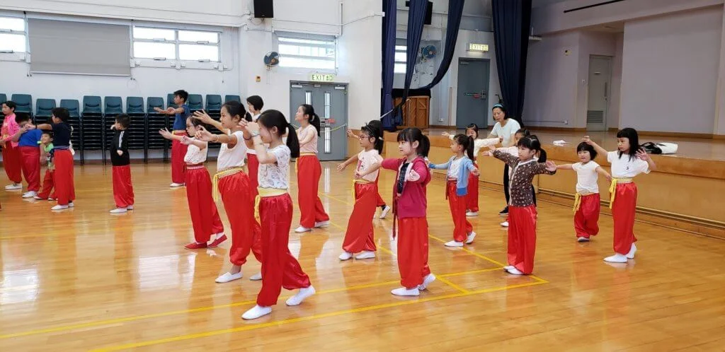 西貢文化中心的幹事在上課期間提供協助。