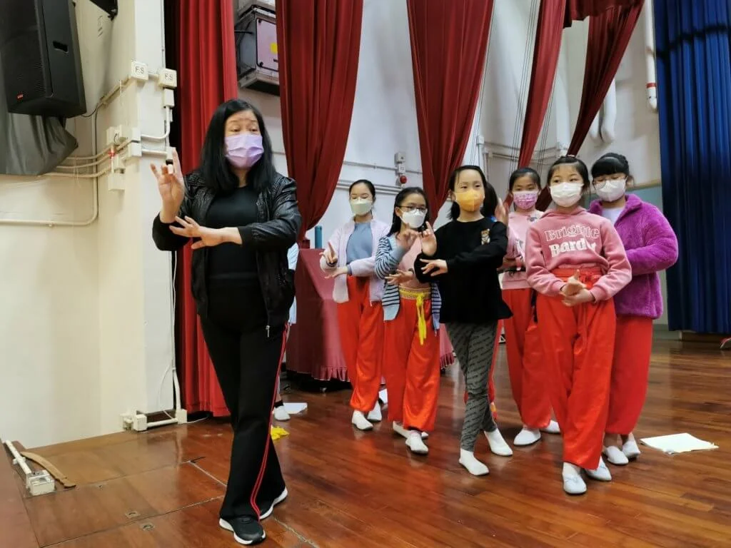 張寶華老師教授粵劇花旦的眼神、身段與步 法，訓練學員的專注力與耐力。