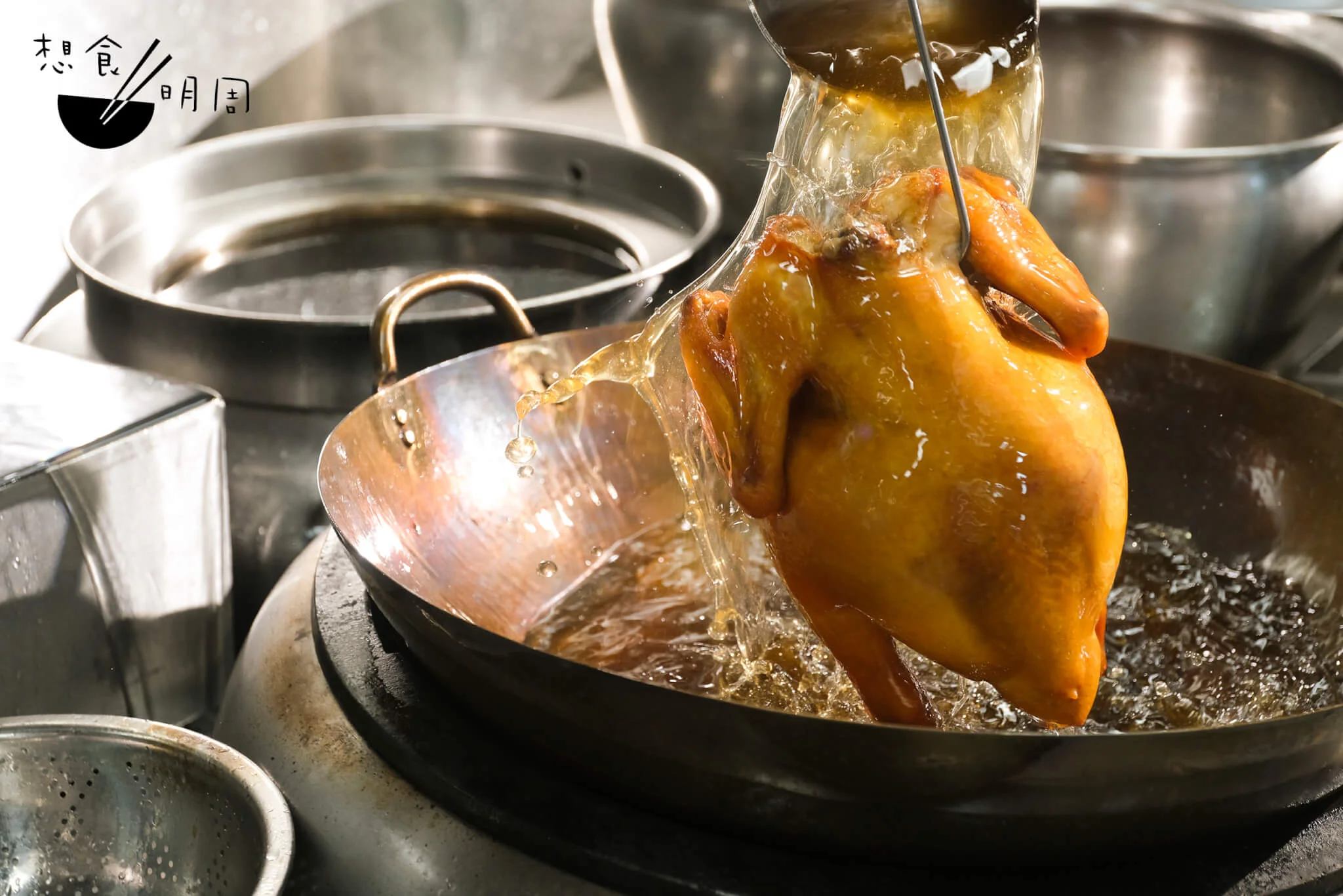 用滾油淋雞，是Jayson製作炸子雞的最後階段，確保雞的每個部位都均勻受火。