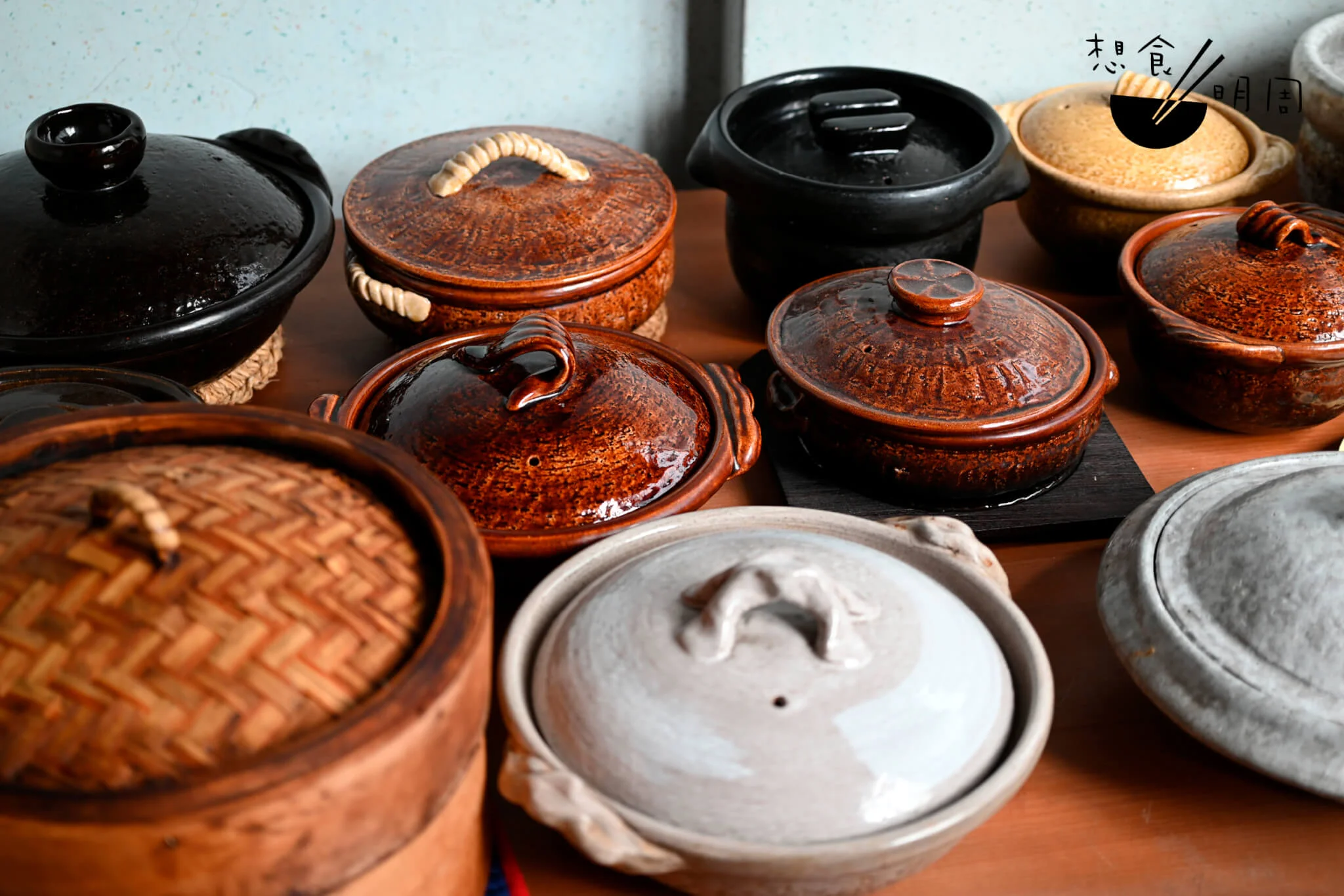家裏收藏了無數的手製雲井窯土鍋，每一個都獨一無二。
