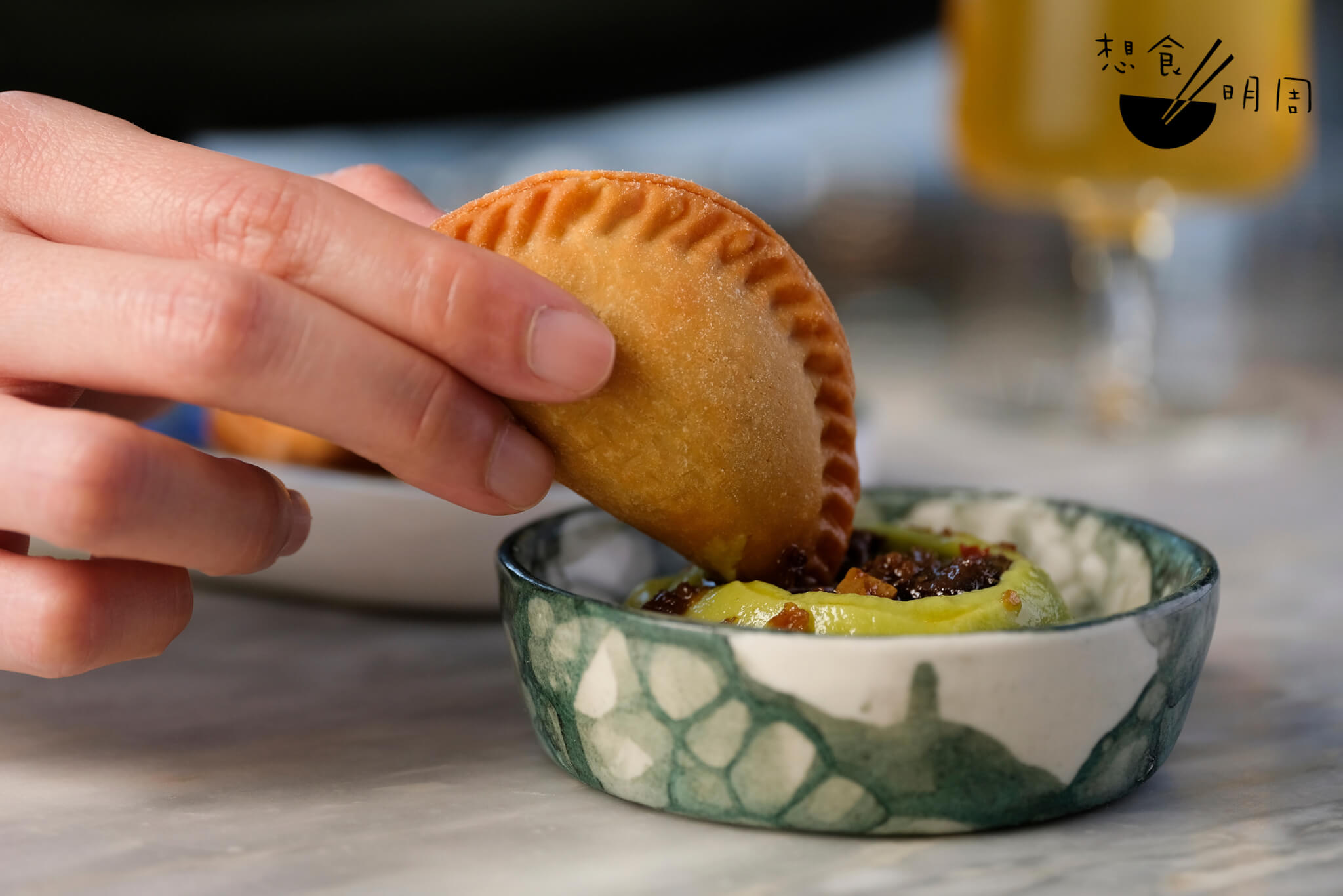 恩潘納達餡餅//即Empanadas，是酒吧的招牌全素佐酒小吃之一。餡料用植物「牛」肉、野生菇菌、千本漬、素XO醬、牛油果忌廉等拌成。（$138/份）（b） 