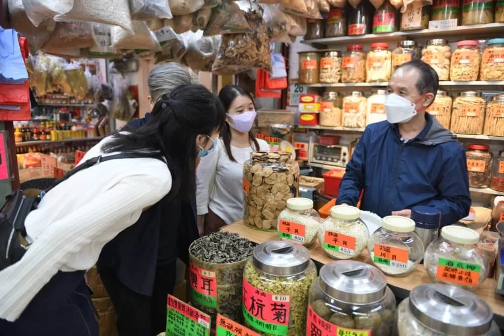 參加者走訪大埔各街市，尋找「街市唔知乜」，亦即與植物相關而他們不熟悉的物品，並即場向店主請教。