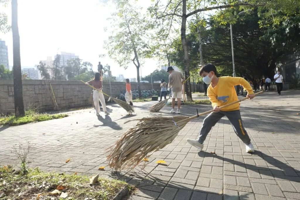 中學組參加者將自製的掃把帶到大埔街頭，邀請途人即席參與「蒲葵葉掃把掃葉大賽」，讓更多人了解掃把背後的故事。