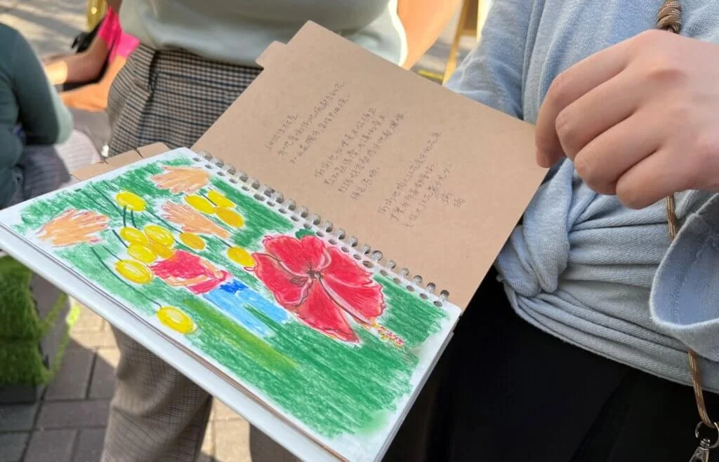 公開組參加者阿彤以繪本分享有關大紅花和黃皮的童年回憶。
