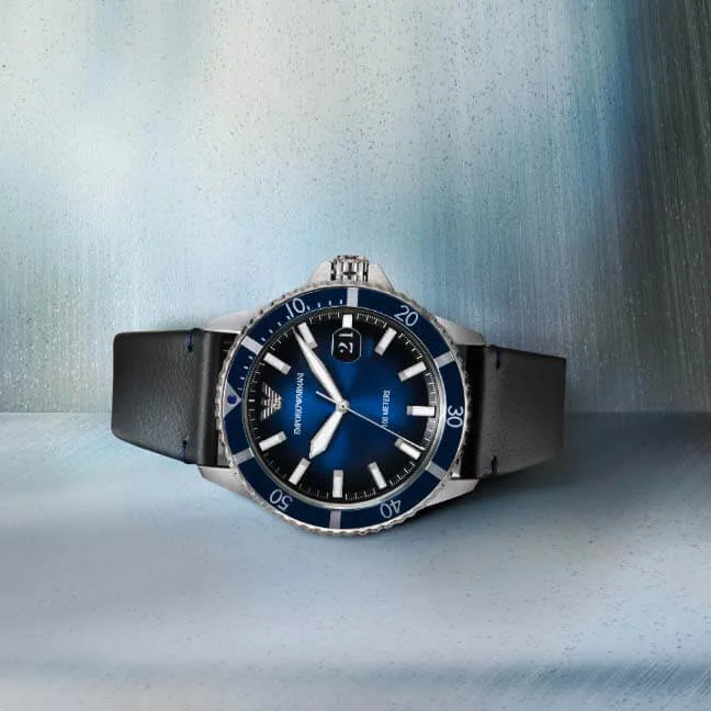 Emporio Armani潛水錶 $2,350 (立即選購) 42毫米不銹鋼錶殼 / 黑色皮革錶帶 / 防水10 ATM / 大三針及日曆功能 